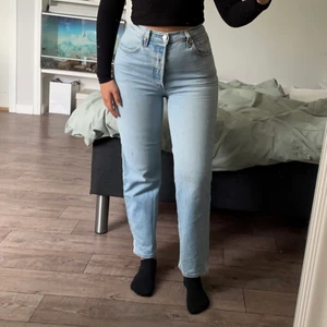 Jeans från levis - Säljer nu dessa supersnygga jeansen från Levi’s eftersom de inte kommer till användning längre. De är i storlek W28/L27 och passar mig som är ca 166 cm och brukar ha storlek 36/38 i jeans. Köparen står för frakten som kostar 66kr💙
