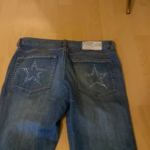 Low Waits jeans  - Ett par lågmidjade jeans från kaphall med detaljer på fickorna. Passar mig som en 160 lång och brukar ha storlek 34. Fraktingår i pris 💓