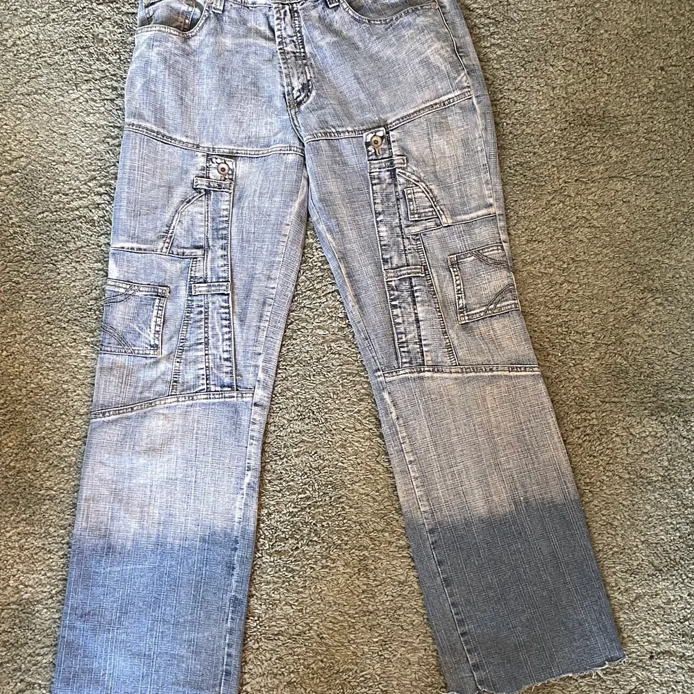 feta jeans med massa fickor. avklippta där nere men passar runt 160-170cm. lägg bud från 100. frakt på 66. Jeans & Byxor.