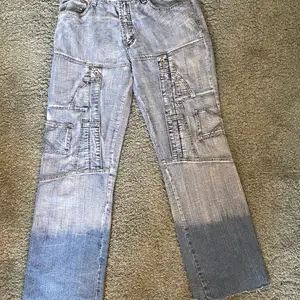 feta jeans med massa fickor. avklippta där nere men passar runt 160-170cm. lägg bud från 100. frakt på 66