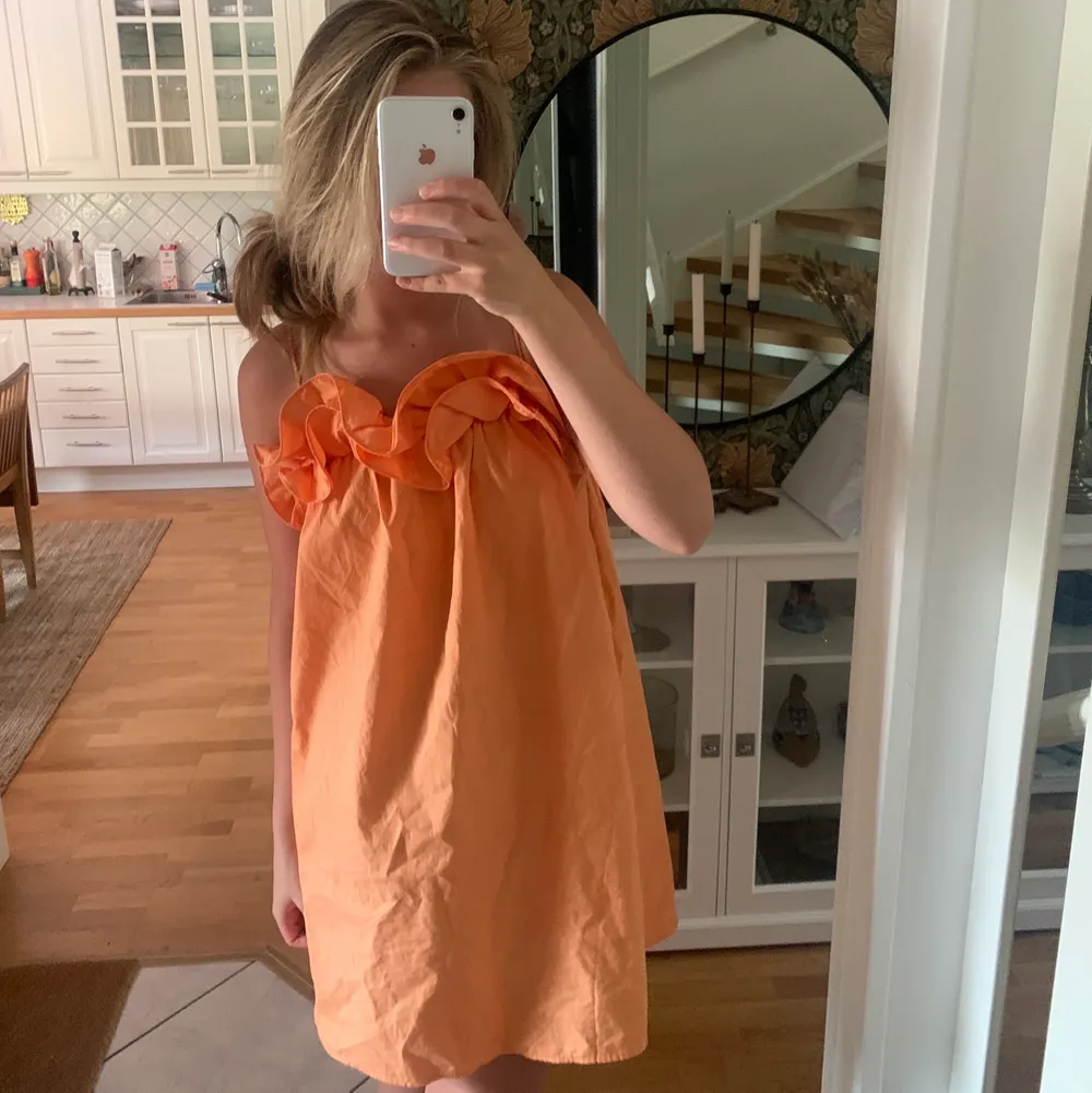 Aprikosfärgad klänning andvänd på midsommar detta år 1gång som ny . Klänningar.