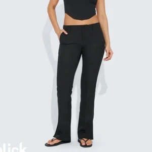 lågmidjade kostymbyxor - Helt nya lågmidjade kostymbyxor från BikBok modellen Vera, storlek 38. Säljer pga att dom är för korta för mig💕 Högsta bud: 350 + frakt