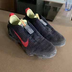 Nike vapormax - Skorna ser bra ut o är i bra skick Köpta för 2100 o säljer dem för 1000 men kan gå ner lite i pris vid snabb och smidig affär. Box medföljer, storlek 44
