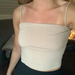 Linne gina tricot - Ett beiget linne från gina tricot i stl S. Linnet är i fint skick😊 Nypris 99 kr.