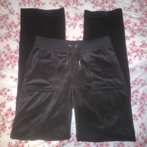 svarta juicy byxor  - svarta juicy byxor i storlek XS. kan skicka fler bilder privat. köpta från nelly för några månader sen och är i mycket bra skick. kan även tänka mig att byta mot en ljusare färg i storlek XS