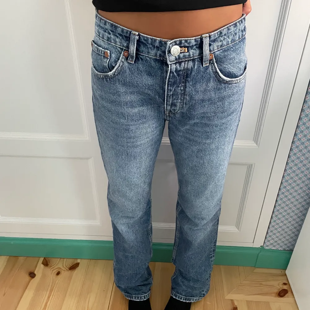 Så snygga jeans från zara i modellen straight mid rise som Tyvärr har blivit för små. I storlek 38 men skulle säga att de är lite små i storleken🤍 Väldigt bra skick då jag endast använt de 1-2 gånger.  Klicka inte på köp nu!💖. Jeans & Byxor.