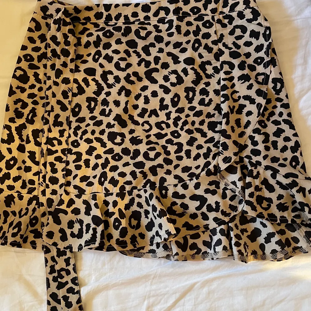 Säljer en leopard kjol från shein, säljer det pågrund av att den är för stor för mig!🤍 Kontakla mig om mer bilder eller information.. Kjolar.