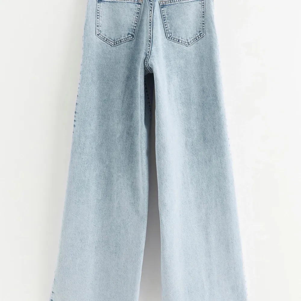 VIOLA extra vida high waist jeans från Lindex. Köptes för ungefär en månad sen, använda ish 3 gånger 💗 De köptes för 349kr. Köparen står för frakt men jag kan även mötas upp 💗 priset kan diskuteras. . Jeans & Byxor.