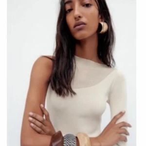 Zara - Topp från Zara! Mer bilder kan skickas! Använd 1 gång så väldigt fint skick. 