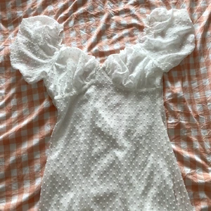 Vit klänning - Vit klänning från missguided, aldrig använd lappen är kvar! 