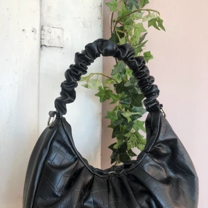 Väska  - Jätte fin väska i bra skick kommer bara inte till andvändnig så får därför säljas kontakta om det skulle va något eller om det önskas fler bilder 