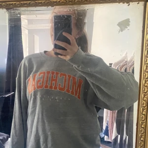 Sweatshirt från Missguided  - Fin sweatshirt som är använd men fortfarande i bra skick. Lite nopprig men annars bra kvalitet. Skön passform 