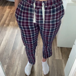 Ett par pyjamasbyxor - Använd några gånger. Säljer pågrund av att dom har blivit för små❤️ är 164cm. Köparen står för frakt