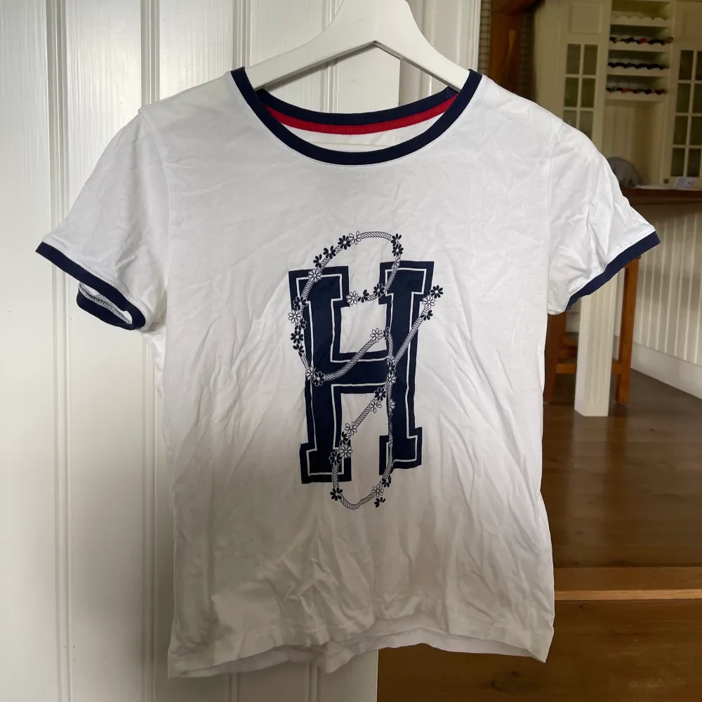 Snygg tshirt från Gigi Hadids kollektion med Tommy Hilfiger. Vit & marinblå. T-shirts.