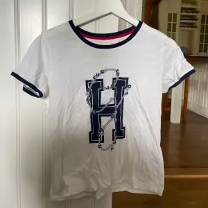 Snygg tshirt från Gigi Hadids kollektion med Tommy Hilfiger. Vit & marinblå