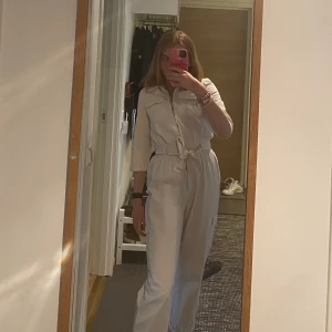 Vit lång byxdress  - Säljer denna ursnygga långa byxdress, som tyvärr blivit lite tajt för mig. Använd endast någon enstaka gång. 