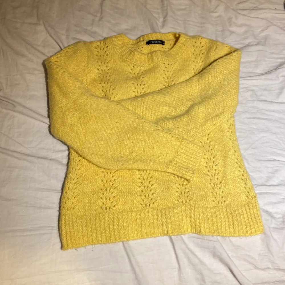 En gul och mysig tröja!💛✨ som passar perfekt nu när vintern börjar närma sig! Hör av er om de finns intresse😁. Stickat.