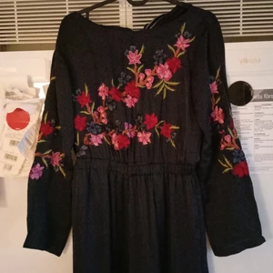 Zara women - Säljer min jumpsuit med fickor som är jättefin till sommaren. Säljer för att den inte har nån andvänding.