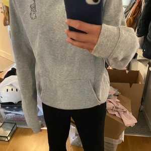  Juan Carlos by Margaux dietz hoodie - Säljer min helt oanvända margaux dietz hoodie från kids brand store! Storlek 158/164 men lite oversized på mig som är 164.Hör av er vid intresse💓100+ frakt köpt för 499kr.
