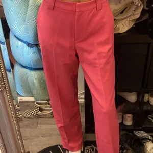 Kostymbyxor  - Rosa kostymbyxor från NA-KD  Nyskick!! Säljes då de är för stora för mig. Stl 38