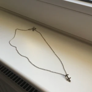 Stjärntecken halsband - Skytten halsband köpt på Shein, nyskick och använd kanske 1-2 gånger. Säljer pågrund utav att det inte kommer till användning❤️