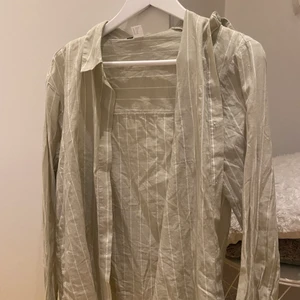 Randig skjorta - Perfekt för stranden, först till kvarn gäller! Den är lite grönare i verkligheten. 