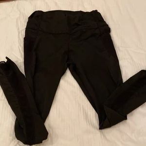 Träningsbyxor - Ett par träningsbyxor som jag säljer från shein i bra skick. Träningsbyxorna har även en fin design på varsin sida!