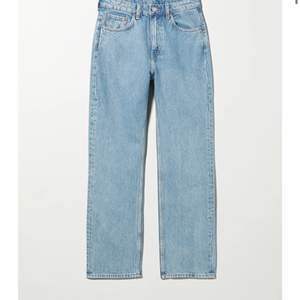 Jeans från Weekday i modellen Voyage. Väl använda men i gott skick. Nypris 500kr. Strl W26 L30. 