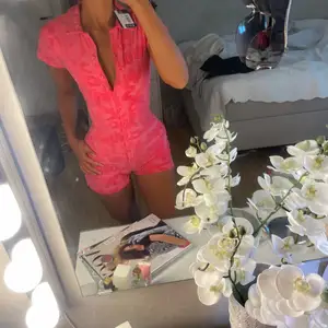 Rosa playsuit från Jaded London i size 8, den var något stor på mig i midjan så har sytt in den, därav ca size 6 nu. Prislappen kvar då den inte kommit till användning. Kan mötas upp i Norrköping, köparen står för frakten😇