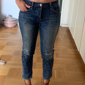 Marc By Marc Jacobs Jeans  - Midwaist Marc Jacobs Jeans  Boyfriend Jeans  Nypris: 2 200:- Kvinnan i bilden är 162 