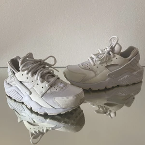 Vita Nike Air Huarache sneakers storlek 35 - Använda Max 10 ggr. Storlek 36. 