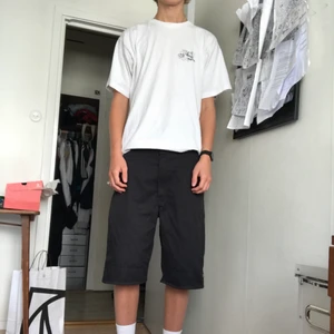 Dickies double knee work short - Svart dickies double knee work pants klippta och uppsydda rätt så slarvigt till shorts, loose fit i storlek 36x34. Har byxorna väldigt långt ner på bilden, dem sitter nog galant på kortare personer med ett bälte lite högre upp, hämta fredhäll & sundbyberg