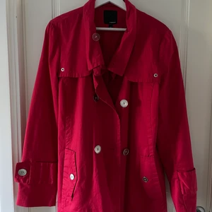 Röd jacka  - I bra skick🍒