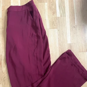 Nakd vinröda kostymbyxor - Jättefina vinröda kostymbyxor från Hanna Fribergs kollektion med nakd för 3 år sen🌸