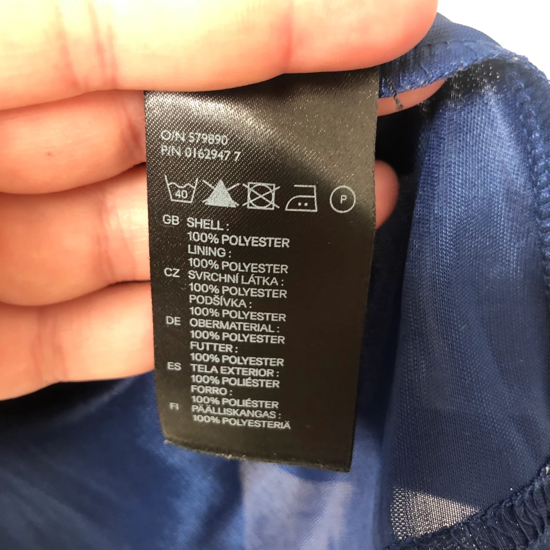 Prickig blå klänning med underkjol  - 90