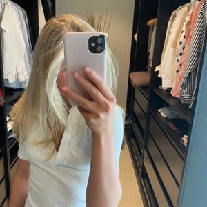 vit ginatricot topp - Säljer denna snygga vita t-shirt/topp från ginatricot med krage i storlek S❤️‍🔥 endast använd en gång. Priset kan diskuteras, men frakten ingår inte🫶🏼🎸 buda på