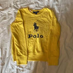 Långärmad tröja ifrån Ralph lauren i storlek 12-14 år. Använt fåtals gånger men är fullt hel. Ordinarie pris 800kr men väljer att sälja för 400kr plus frakt.