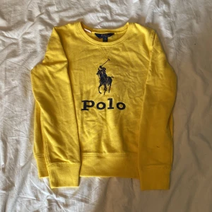 Långärmad Ralph lauren tröja  - Långärmad tröja ifrån Ralph lauren i storlek 12-14 år. Använt fåtals gånger men är fullt hel. Ordinarie pris 800kr men väljer att sälja för 400kr plus frakt.