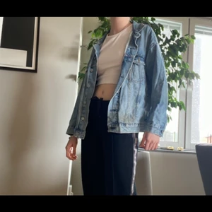 Jeansjacka med pärlnitar - Bra skick, inga slitningar eller skador.