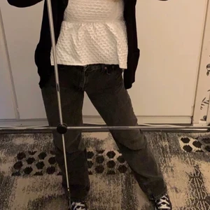 Zara mid rise jeans svarta  - Jättefina svarta mid rise straight jeans från zara❤️ (lånad bild) 