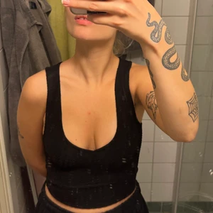 Topp från Gina Tricot!  - Fin svart topp från Gina tricot. Aldrig använd. Storlek Xs. 