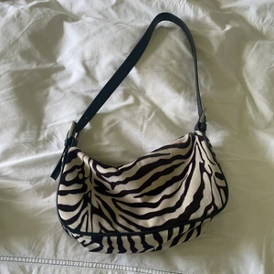 Väska i zebra  - Från gina, som ny!
