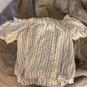 Off shoulder topp - En söt off shoulder topp från h&m! Super mjukt material och knappast använd 