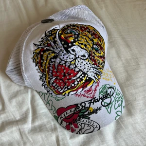 Ed Hardy keps - Cool Ed hardy keps. Antagligen inte äkta då den är köpt på loppis. Knappt använd🙌