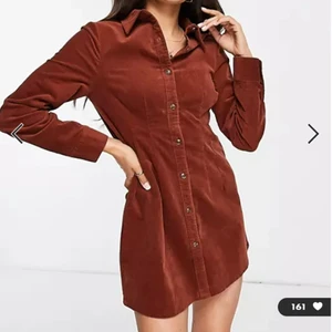 Manchester skjortklänning i rostrött / Asos Petite - Vill älska denna, men den är liten i storleken. Mer som en 34 än en 36. Är ur petite-kollektionen så lämpar sig för någon under 1.60. Behövs strykas. Använd en gång och därefter tvättad. Pris exl. frakt 