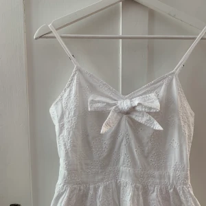 Vit klänning med hålbroderier - Superfin vit klänning med hålbroderier från Superdry. I väldigt fint skick, endast använd ett fåtal gånger. Säljer då den är för liten för mig som vanligtvis har Xs/S i klänningar. Frakt tillkommer på 52kr. 