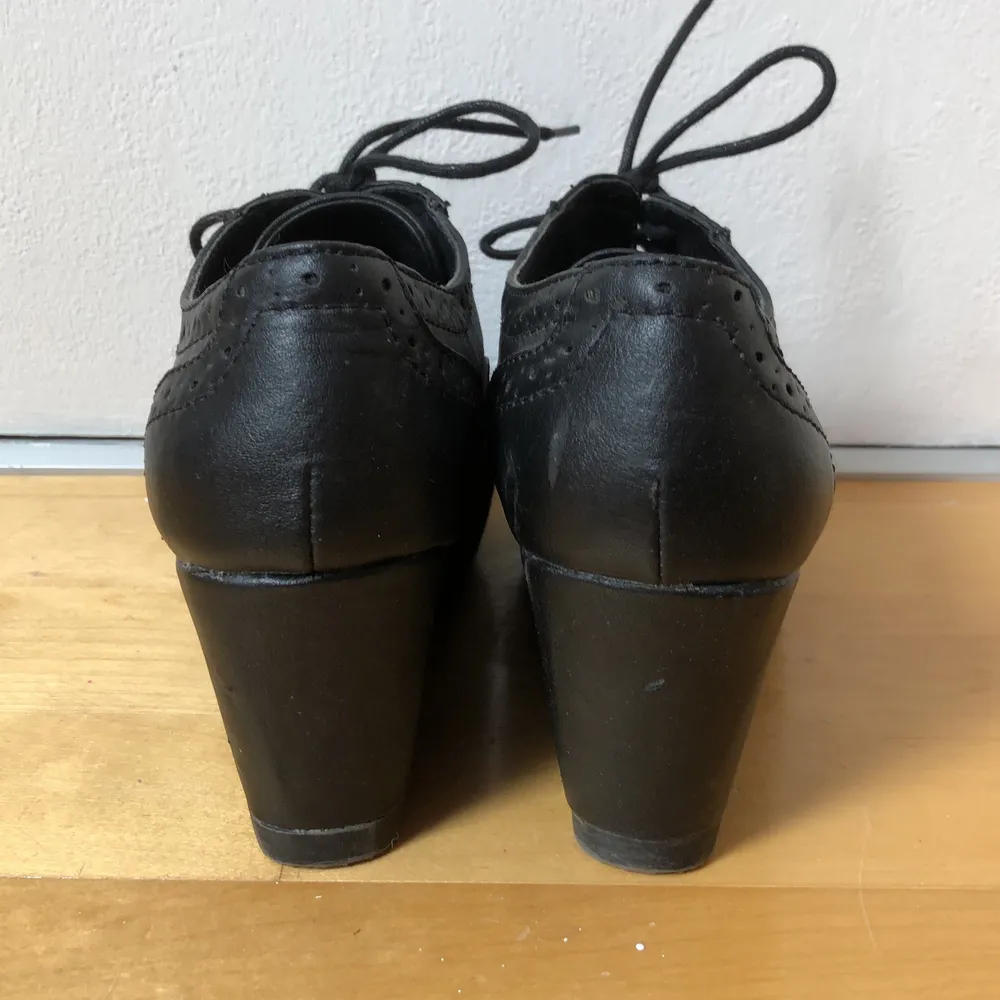 Säljer mina platåskor då jag aldrig får användning av dem. Skorna är i bra skick men har ett litet slitage på ett av skosnörena som man lätt kan byta ut! Skorna är i storlek 37💫. Skor.