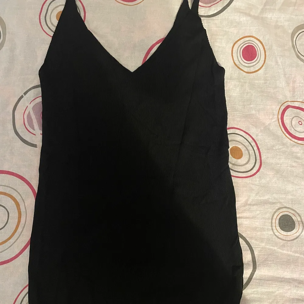 Black top fit for small to medium. 15 kronor. Blusar.