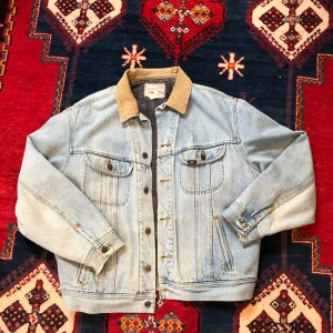 Vintage Lee Storm Rider denimjacka - Lite nött i fodret annars i gott skick. Passar M/L  Perfekt höst/vårjacka!