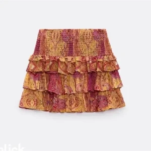 Kjol zara - Säljer denna superfina populära kjolen från zara! Aldrig använd💞 kom privat för fler frågor och funderingar!